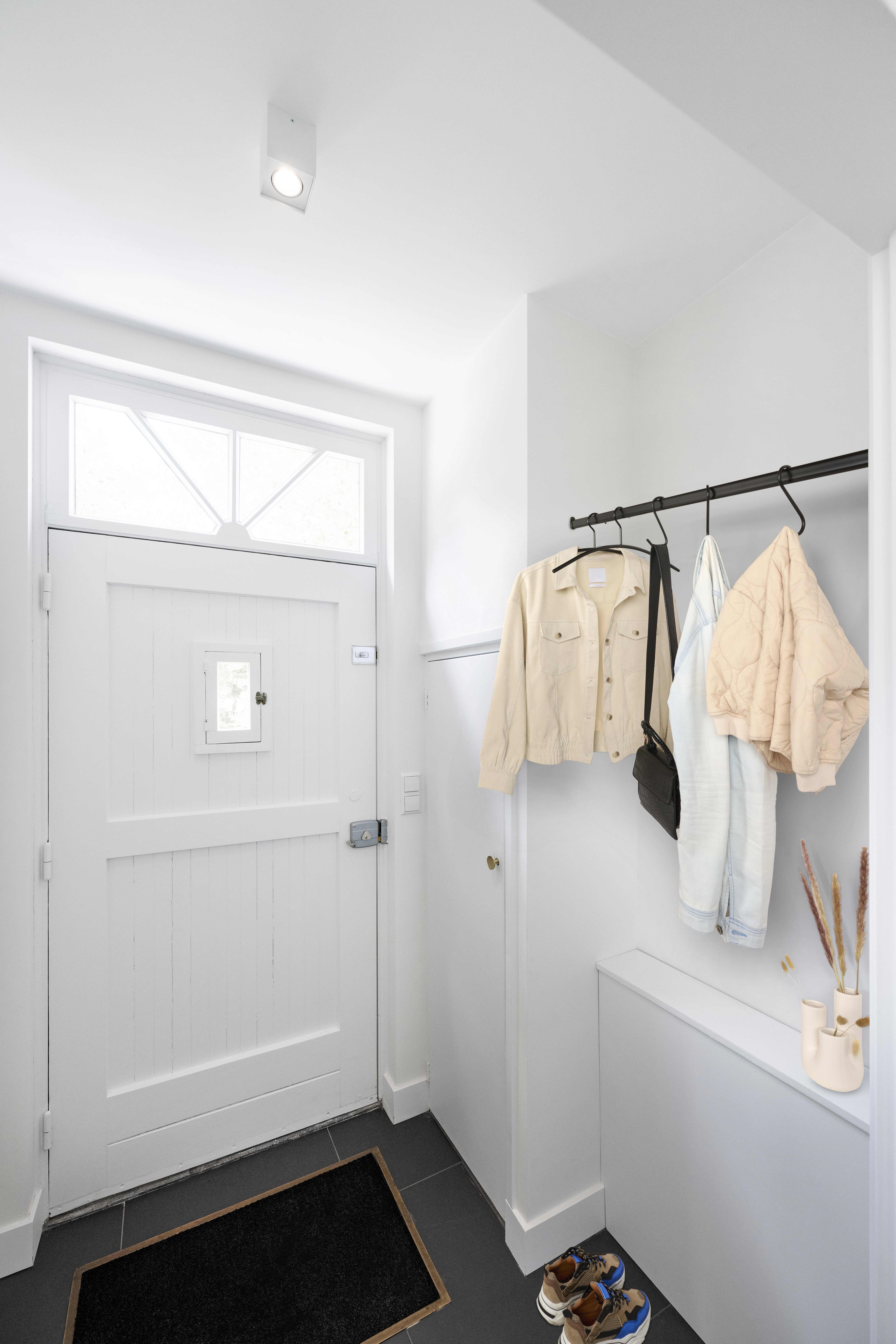 Schwarze Kleiderstange oval 30x15