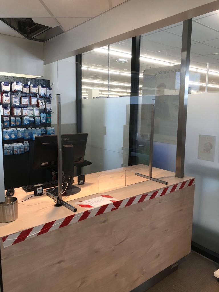 Hustentrennwand aus Kunststoff mit T-Bein aus Edelstahl 1200x800mm