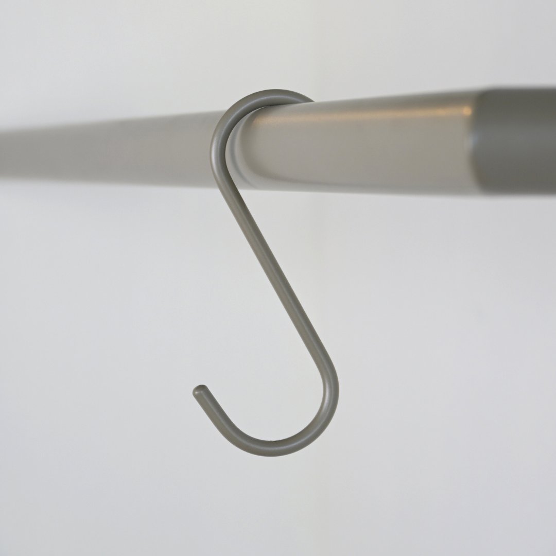 Graubeige S-Haken